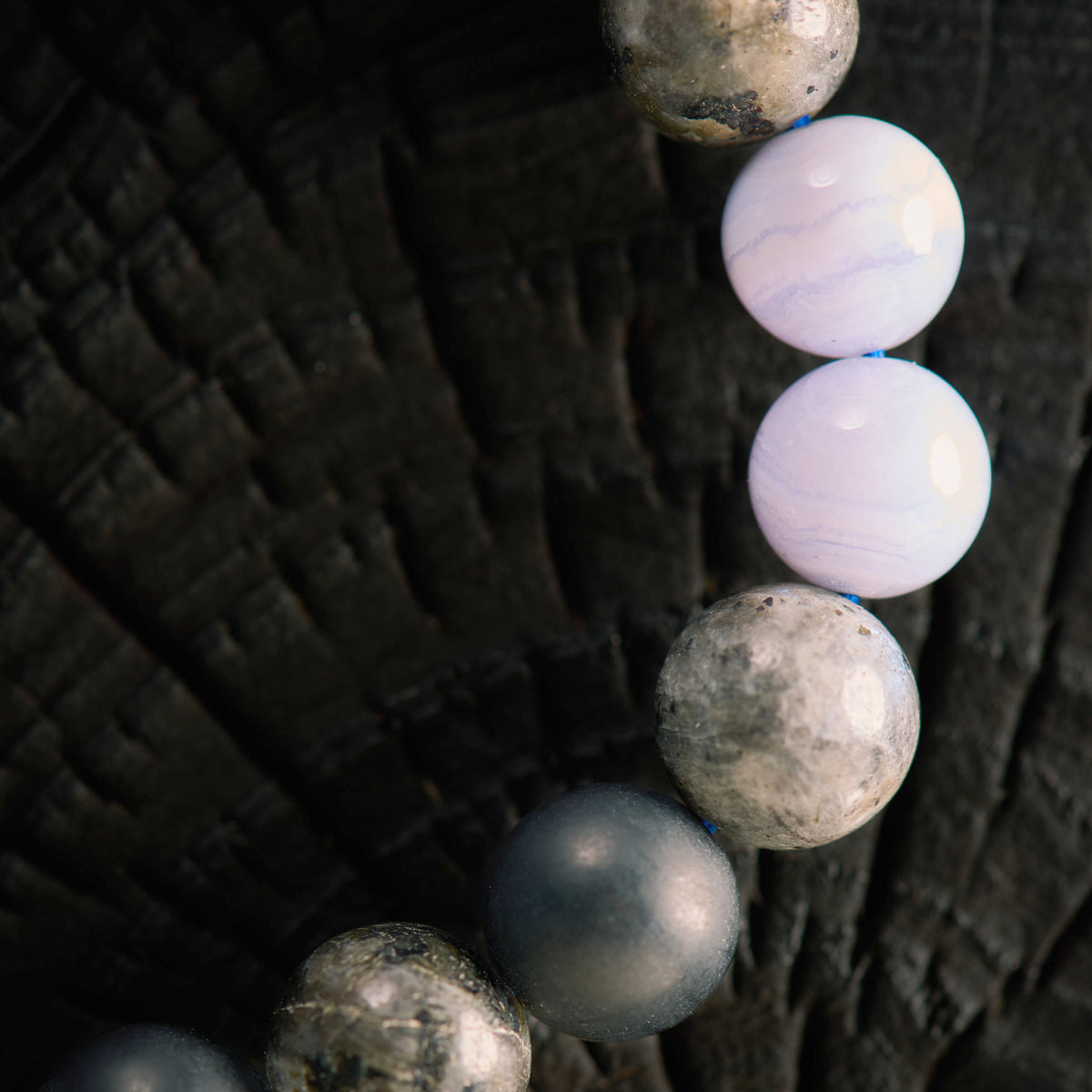 Bracelet élastique en Calcédoine, Larvikite et Agate Noire - Onyx